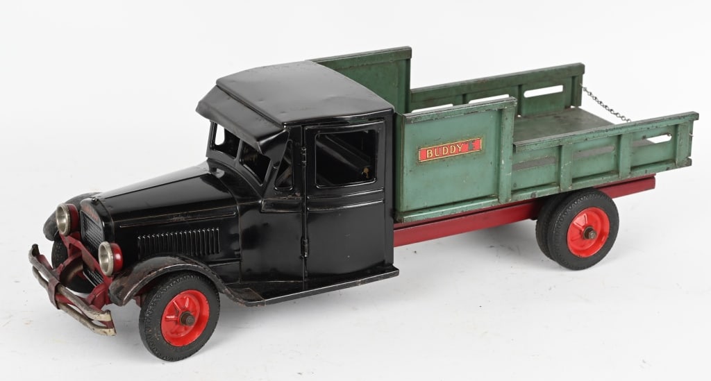 BUDDY L PRESSED STEEL JUNIOR DAIRY TRUCK: Nice clean original Junior Dairy Truck. Has opening doors. Paint and decals in very nice condition. Has chain on back. Missing hood ornament. Great example of a desirable Junior series truck. 24" Exce