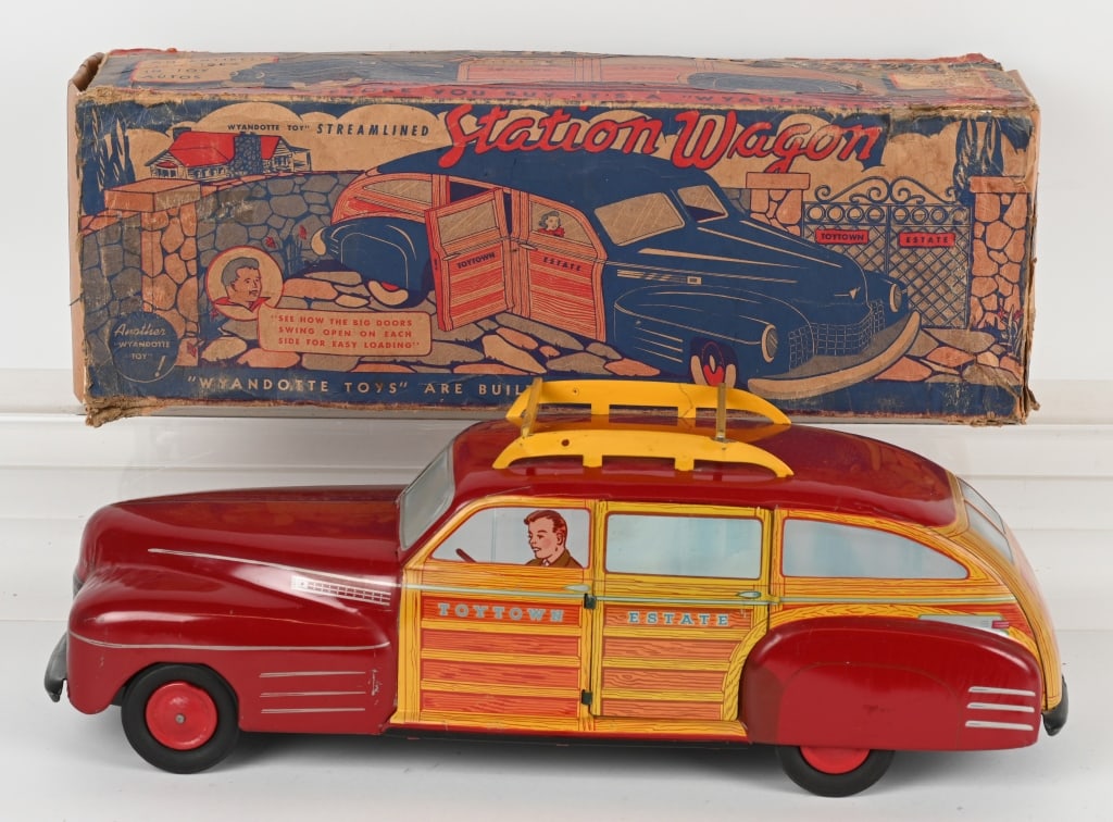 WYANDOTTE STREAMLINE STATION WAGON w/ BOX (1 of 9)