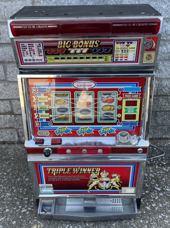TRIPLE WINNER ELECTRIC SLOT MACHINE (1 of 1)