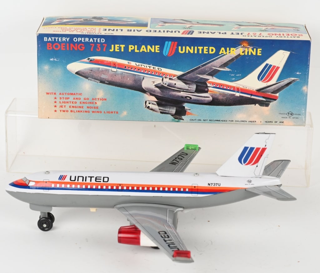 JAPAN TIN BATTERY OP UNITED 727 w/ BOX: Excellent original condition with a nice colorful box. Did not work when tested. 13" WS by 14", Excellent, 3880