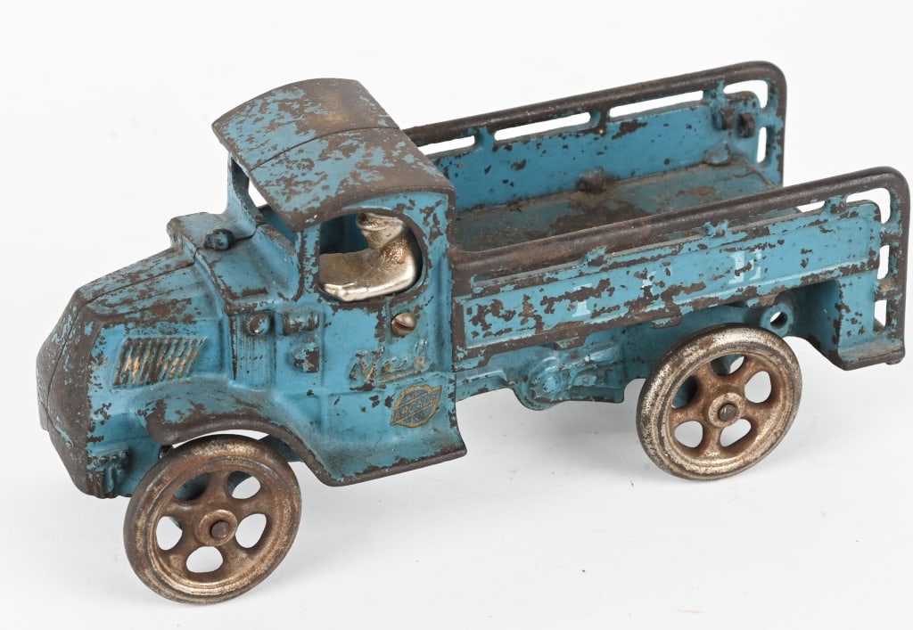 ARCADE CAST IRON MACK ICE TRUCK w/ DRIVER (1 of 5)