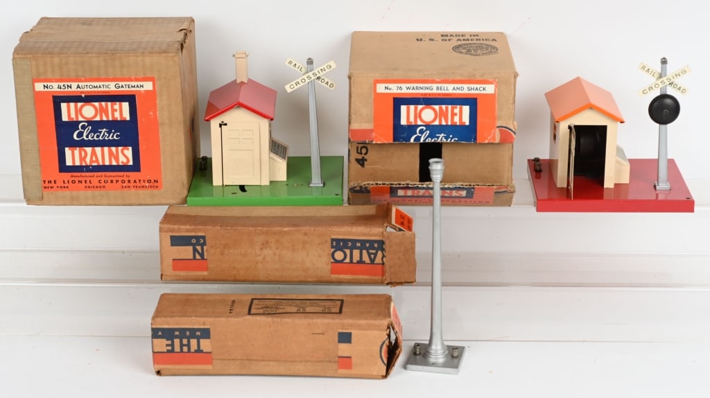 LIONEL ACCESSORIES w/ BOXES (1 of 3)