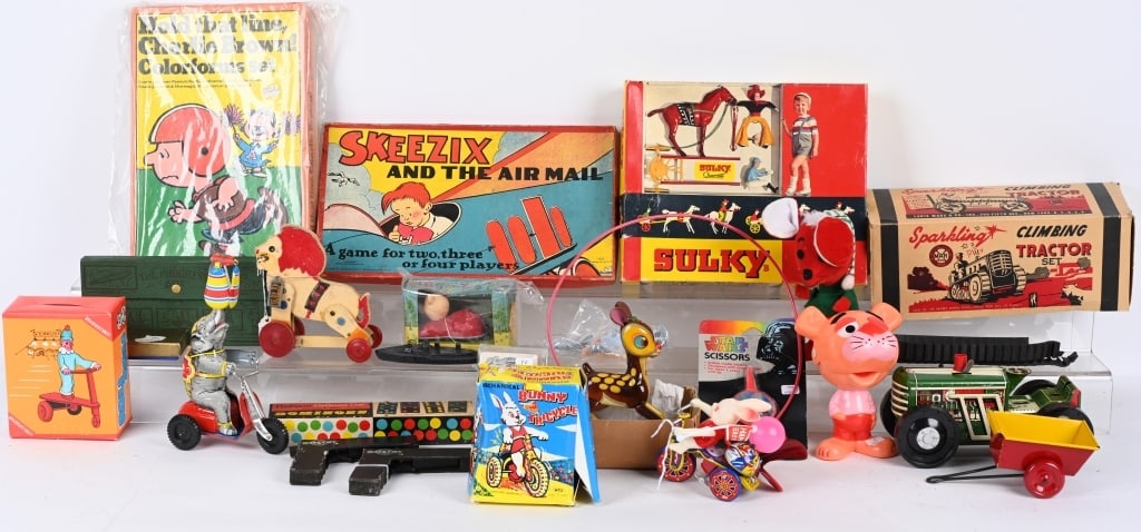 LOT OF VINTAGE TOYS (1 of 4)