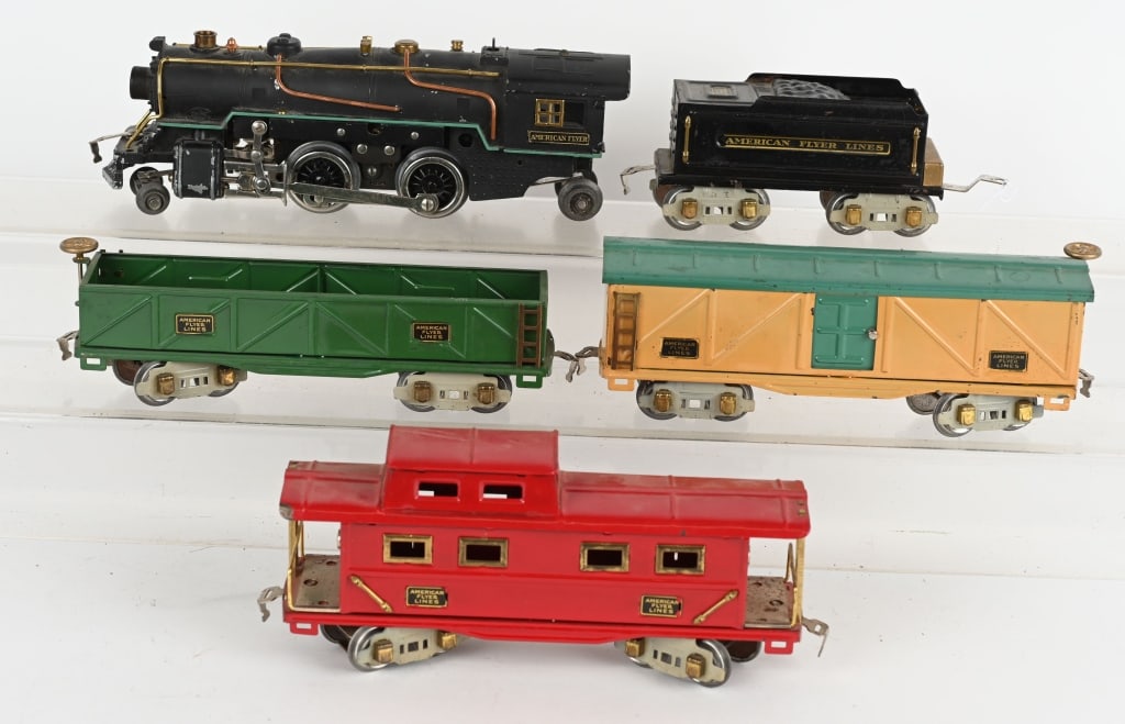 AMERICAN FLYER PREWAR O GA LOCOMOTIVE & CARS (1 of 3)