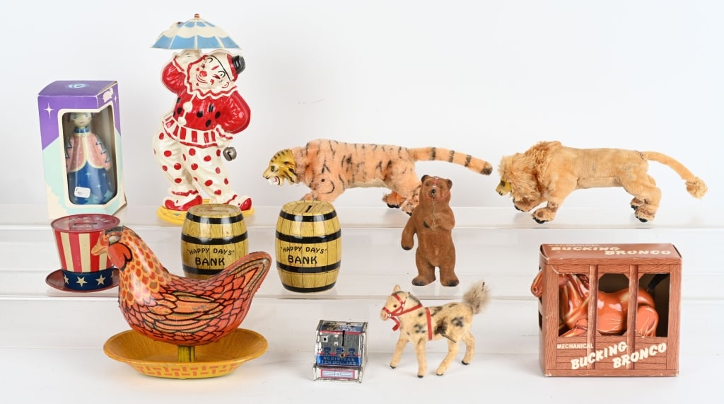 VVINTAGE LOT TOYS & BANKS (1 of 7)