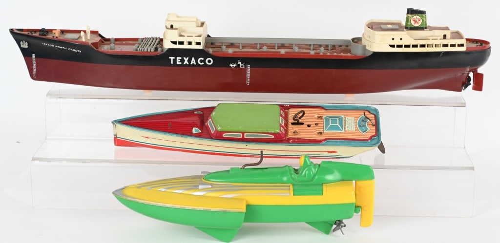 3- VINTAGE TOY BOATS: Lot includes 26" Texaco plastic tanker ship, 13" Ideal crank wind speed boat, working, and 14" Lindstrom tin windup cabin cruiser, working. Very Good-Excellent, 1531, 3607, 4363