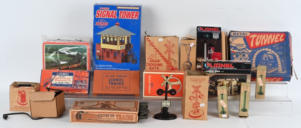 LARGE LOT OF VINTAGE TRAIN ACCESSORIES (1 of 8)