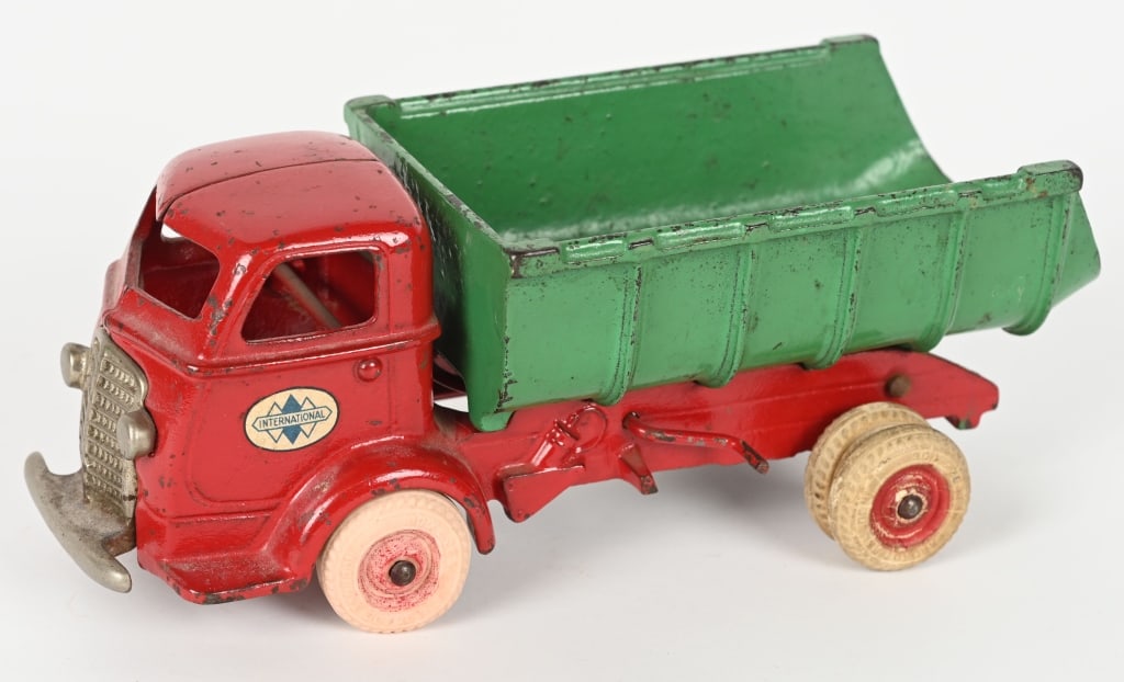 ARCADE CAST IRON INTERNATIONAL DUMP TRUCK (1 of 6)