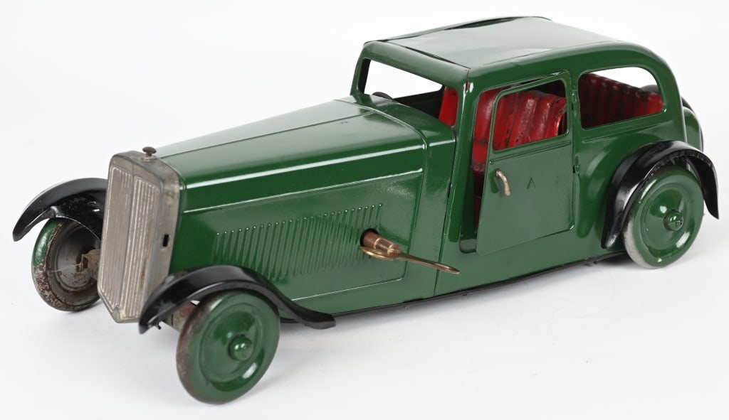 LARGE TRIANG CLOCKWORK SALOON AUTO (1 of 5)