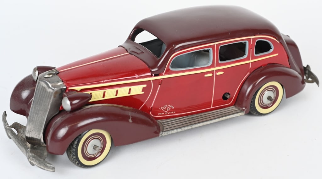 11" PRE-WAR JAPAN TIN WINDUP PACKARD SEDAN (1 of 5)