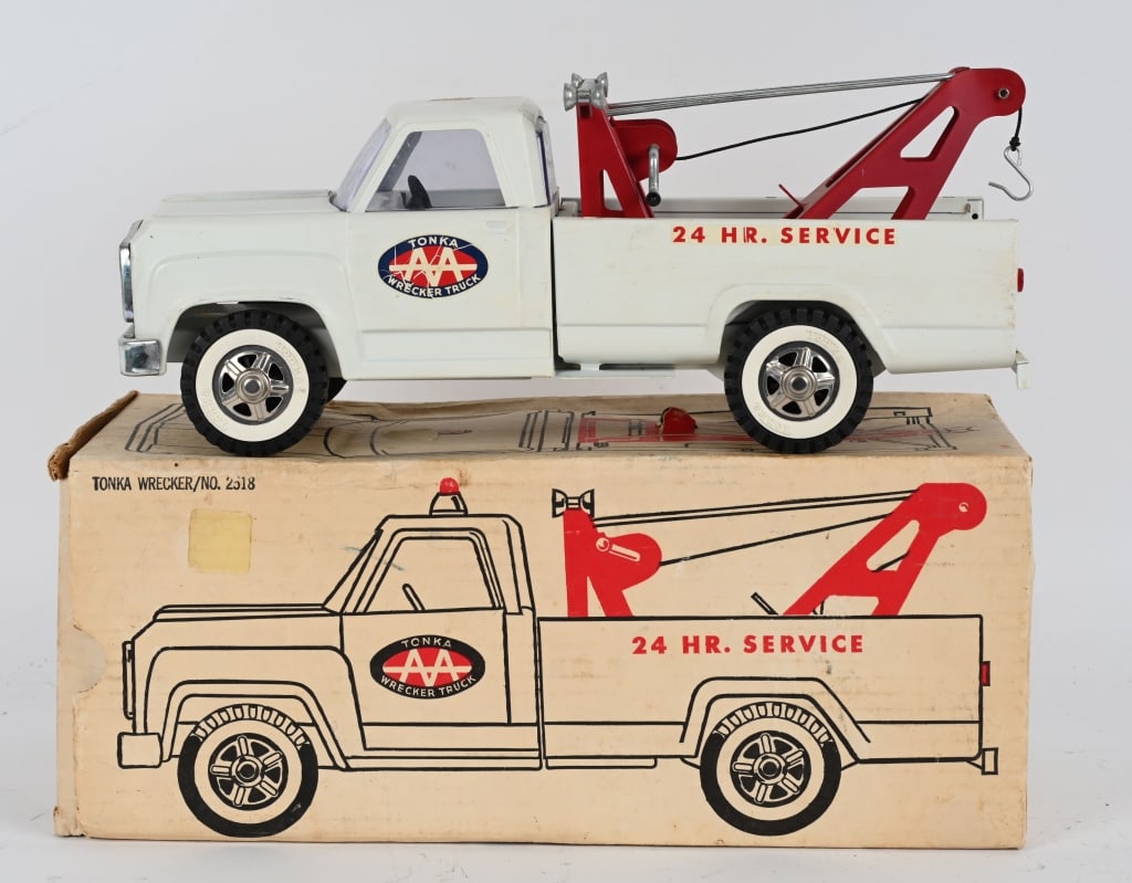 TONKA #2518 WRECKER w/ BOX: All original in great condition. Missing light on top. Boxed 14" Excellent