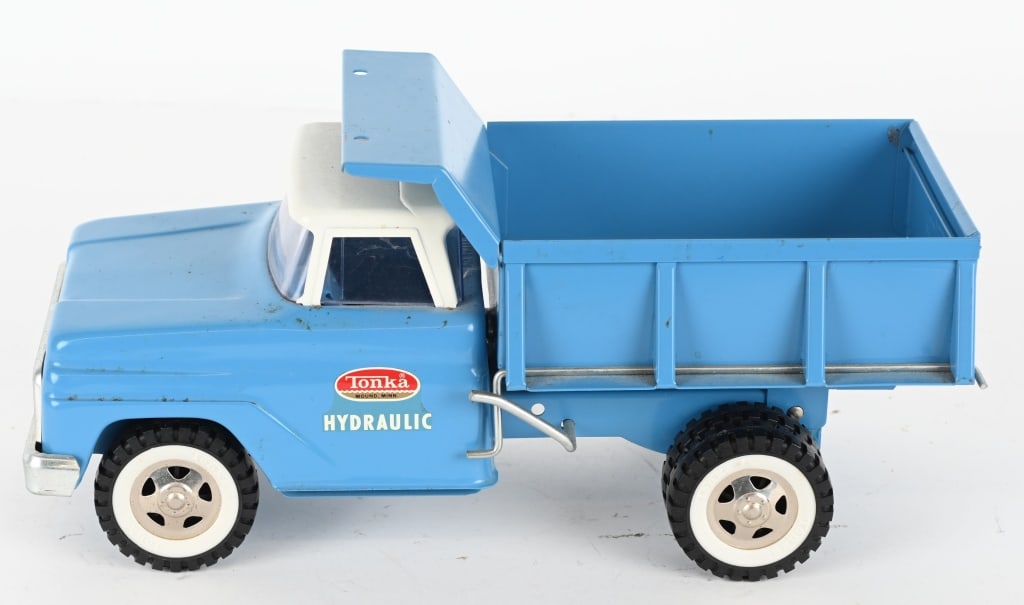 TONKA HYDRAULIC DUMP TRUCK: All original in great condition. 13" Excellent