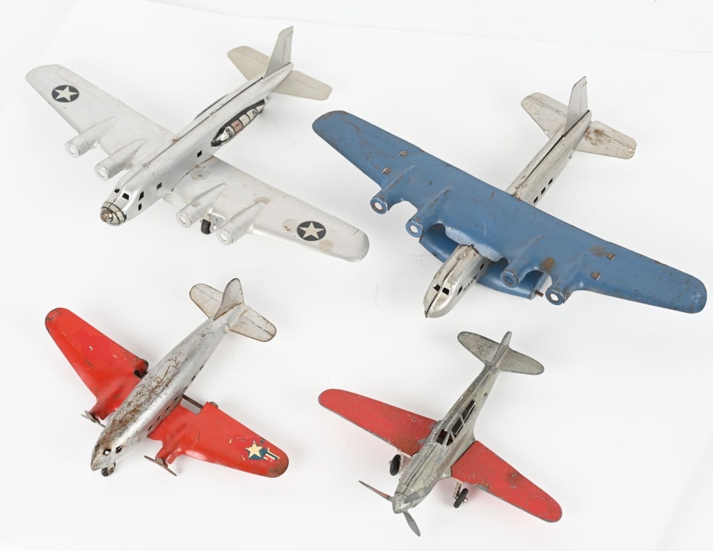 LOT OF TOY AIRPLANES (1 of 7)