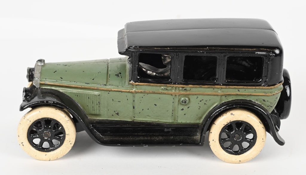 ARCADE CAST IRON BUICK SEDAN (1 of 5)