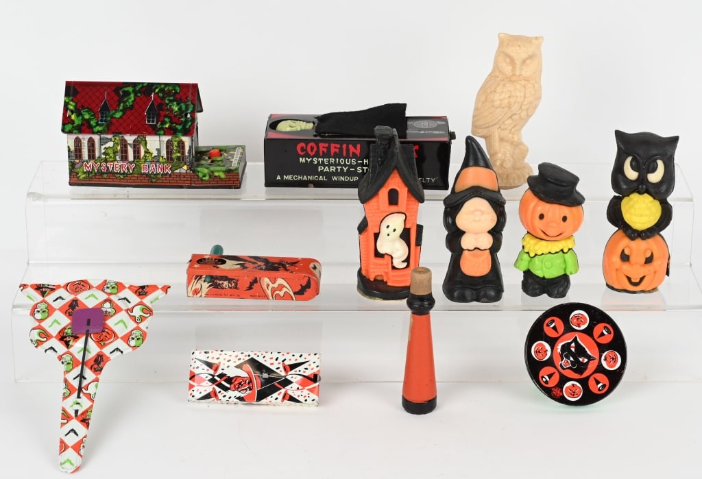 HUGE LOT OF VINTAGE HALLOWEEN ITEMS (1 of 3)