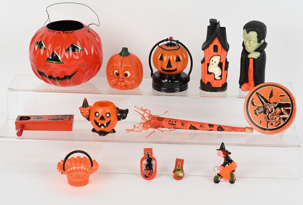 HUGE LOT OF VINTAGE HALLOWEEN ITEMS (1 of 5)