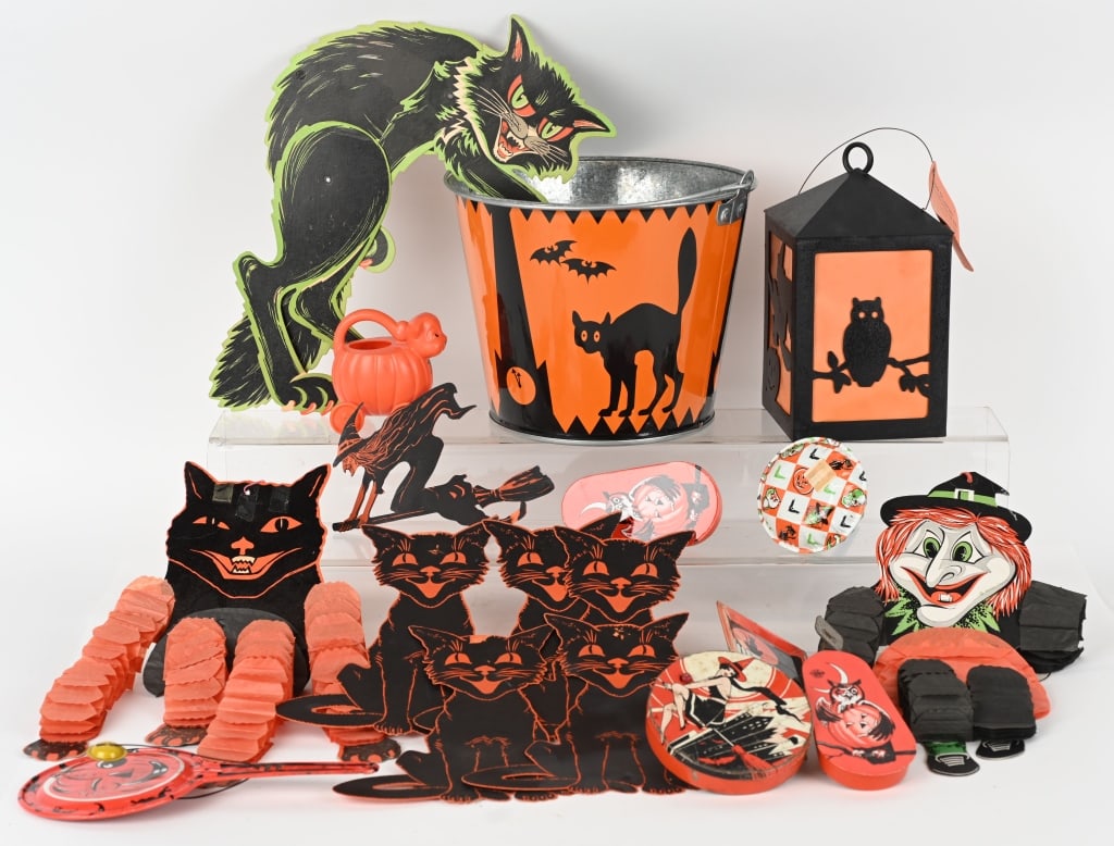 HUGE LOT OF VINTAGE HALLOWEEN ITEMS (1 of 6)