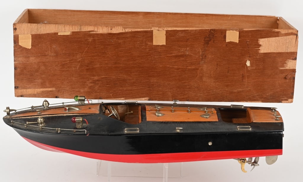 JAPAN WOOD BATTERY OP SPEED BOAT: All original great looking boat. Comes with bottom of box. 22"