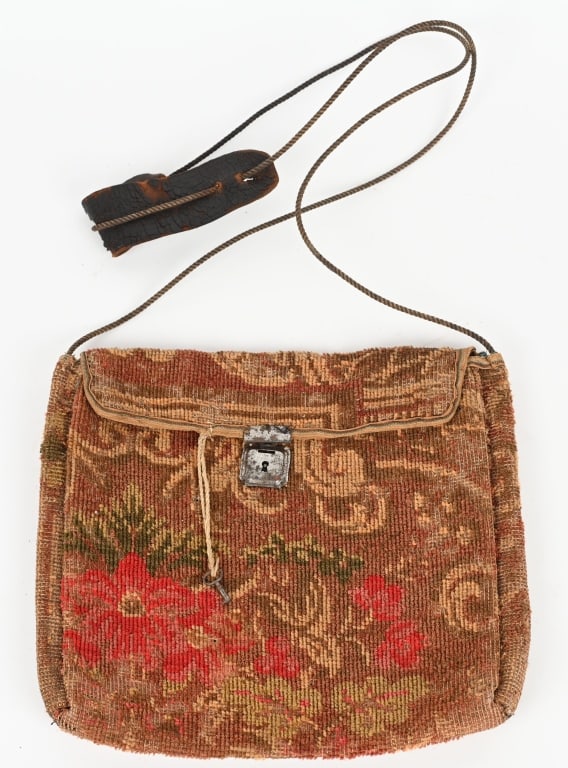 CIVIL WAR IDENTIFIED CARPET BAG 1ST SHARPSHOOTER: Civil War Carpet bag identified to Harrison Robertson Residence Warner NH; 19 years old. Enlisted on 5/21/1861 at Warner, NH as a Private. On 6/3/1861 he mustered into "E" Co. NH 2nd Infantry He was d