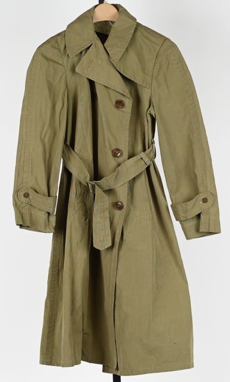 WWII US ARMY WAC OFFICERS NAMED TRENCH COAT WW2: The cotton poplin shell exterior of the coat is in excellent condition and named to Jeanne E Betcher. The waist belt is present, as are the adjustable cuff straps. Overall the trench coat is in excell