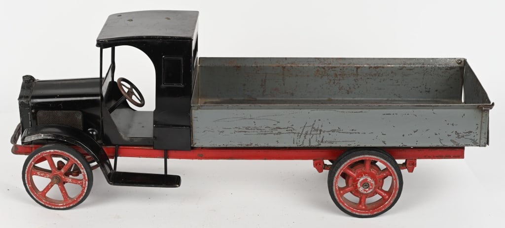 BURDETTE MURRY WHITE FIXED BED TRUCK: All original with very nice paint and decals. Scarce fixed bed version. Front rubber tires replaced. A great looking Truck. 26" Excellent