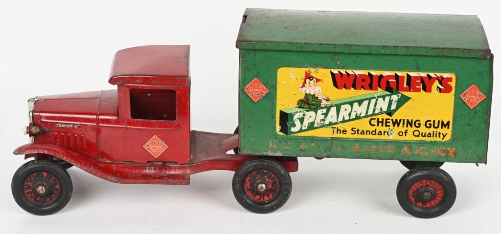 BUDDY L INTERNATIONAL WRIGLEY'S RAILWAY EXPRESS: All original with electric headlights. Has very nice paint. Wrigley's Spearmint Gum decals are in very nice condition. A great looking truck. 23" Excellent
