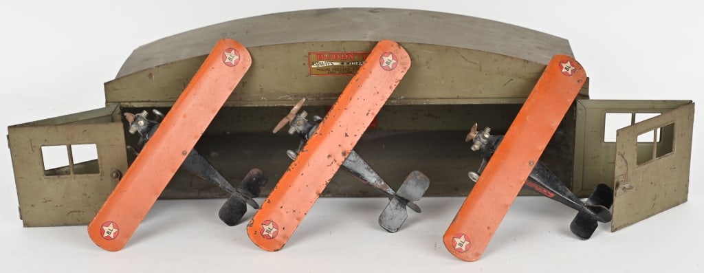 BUDDY L HANGER & 3 AIRPLANES: Nice pressed steel Hanger with 3 Airplanes. All original and in great condition. Planes all complete and very nice. A very hard set to find. Hanger measures 20" Excellent