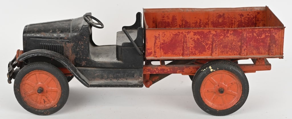 BUDDY L HYDRAULIC DUMP TRUCK w/ RUBBER TIRES: Original Buddy L bumper - headlight hydraulic dump truck. Has rubber tires and dual wheels on the back. The truck is as found and has an old repaint. A complete truck that would be a great restoration