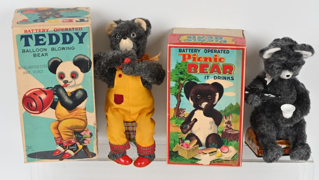 2- BATTERY OP BEARS w/ BOXES (1 of 9)