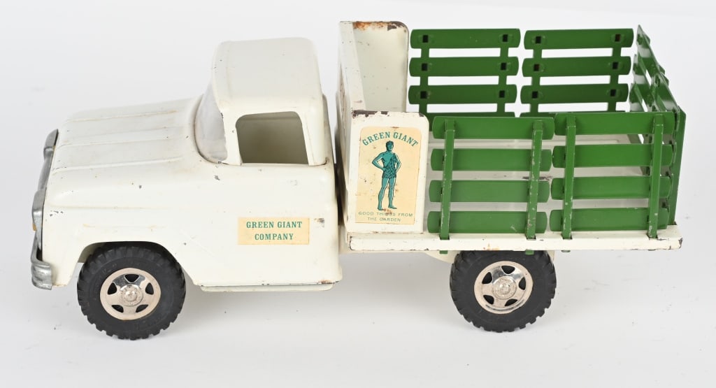 TONKA PRESSED STEEL GREEN GIANT STAKE BED TRUCK: 1961 Tonka Green Giant Stake truck. Nice original white paint and decals. The stakes are repainted. 14" Excellent