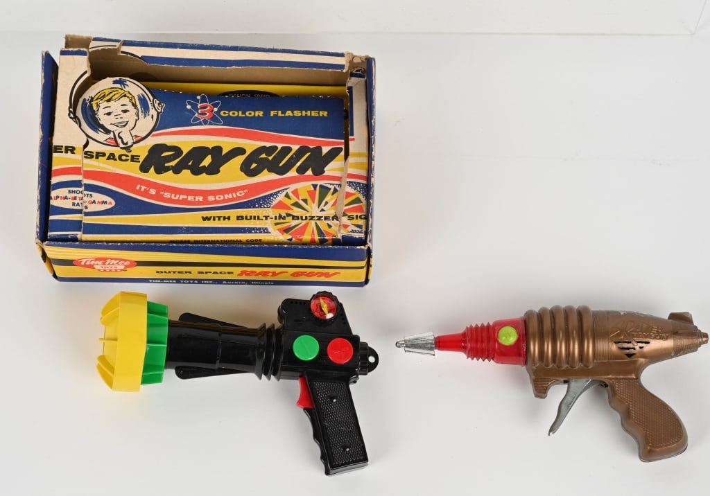 OUTER SPACE RAY GUN & MORE: Outer Space Ray Gun never played with in Box. Plus Razer Ray Gun. Largest 9" Excellent