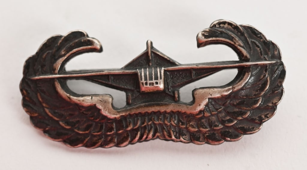 WWII US ARMY GLIDER ASSAULT WINGS IN STERLING WW2: Original WWII US Army glider rider wings. Fantastic WWII Glider wings are not maker marked but in sterling. Wings measure 1 1/2 inches wide.