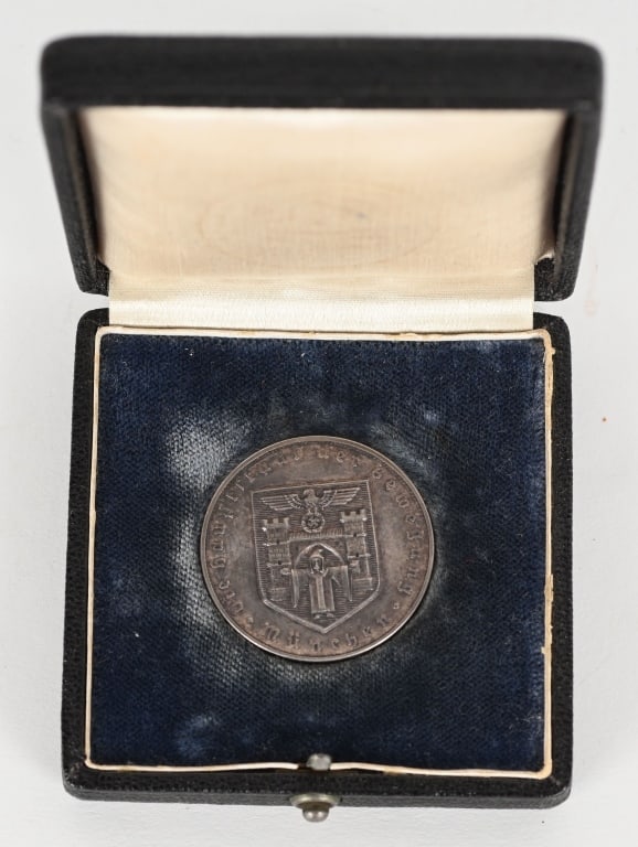 WWII NAZI GERMAN CASED CIVIL SERVANTS MEDAL WW2: A silver medal for the service of Civil Servants of the City of Munich. (Münchener Dienstboten und Arbeiter Medaille). A round silver medal; the obverse with the Munich coat of arms in the centre