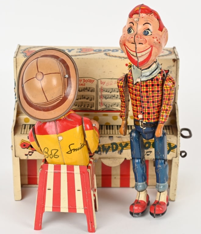 UNIQUE ART TIN WINDUP HOWDY DOODY BAND: Howdy Doody tin windup band. Great colors and graphics. Windup works. A very nice example. 8" Excellent