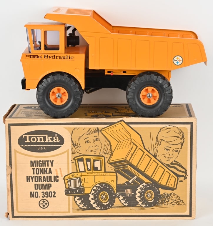TONKA #3902 MIGHTY HYDRAULIC DUMP TRUCK w/ BOX: New Old Stock never played with condition.. 19" Excellent