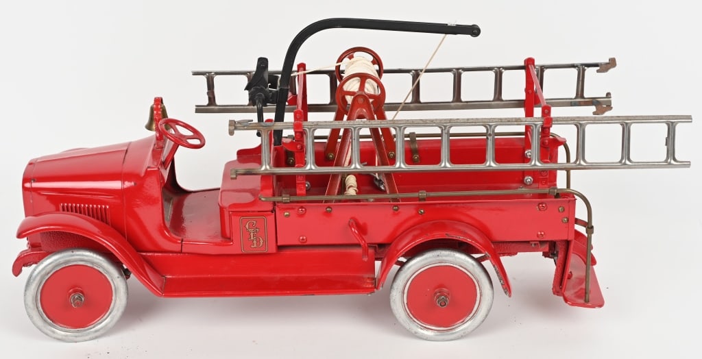 BUDDY L PRESSED STEEL HOOK & LADDER: Nice looking armature restoration. All complete. 28" Excellent