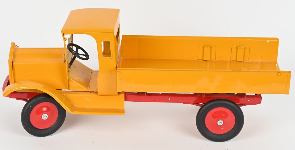 KEYSTONE PACKARD FIXED BED TRUCK: Original truck that has been repainted. Looks like might have had a seat in bed. Missing tailgate. 25" very Good-Excellent