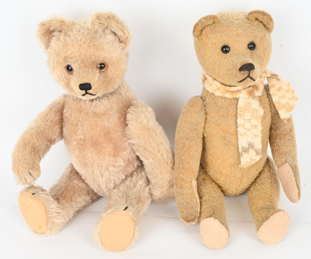 2- ANTIQUE SCHUCO YES / NO BEARS: Nice pair of vintage Schuco Yes / No Bear. Both in great shape. 17" Excellent