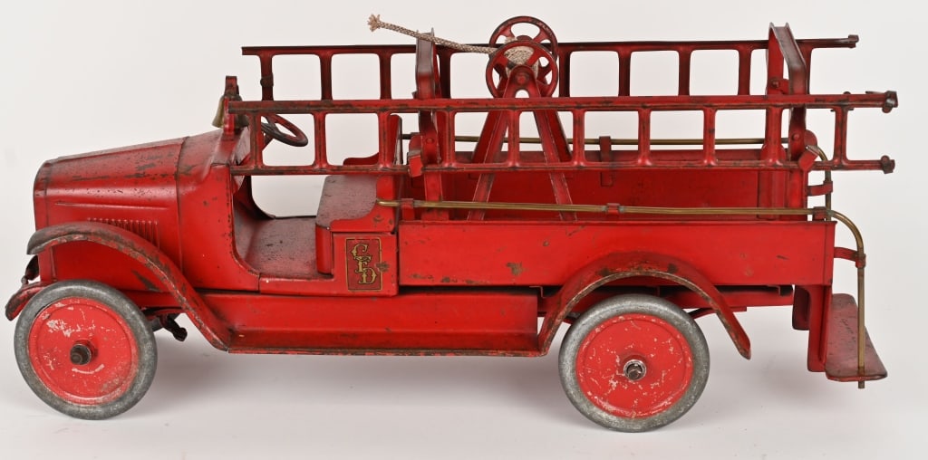 BUDDY L HOOK & LADDER TRUCK: Original Hook and Ladder Fire Truck. Version with no boom. All original with decent paint and decals. Still has original ladders. Truck displays well. 25" Very Good-Excellent