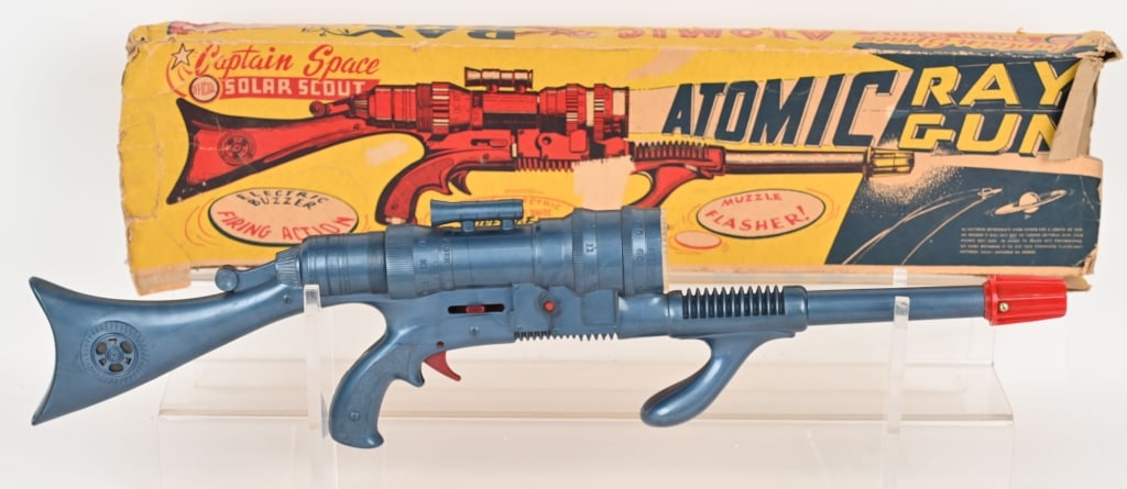 MARX CAPTAIN SPACE SOLAR SCOUT ATOMIC RAY GUN: Marx battery operated Captain Space Solar Scout Atomic Ray Gun. All original in very clean condition. Looks basically never played with. When tested noise worked but did not lightup. May need a new li