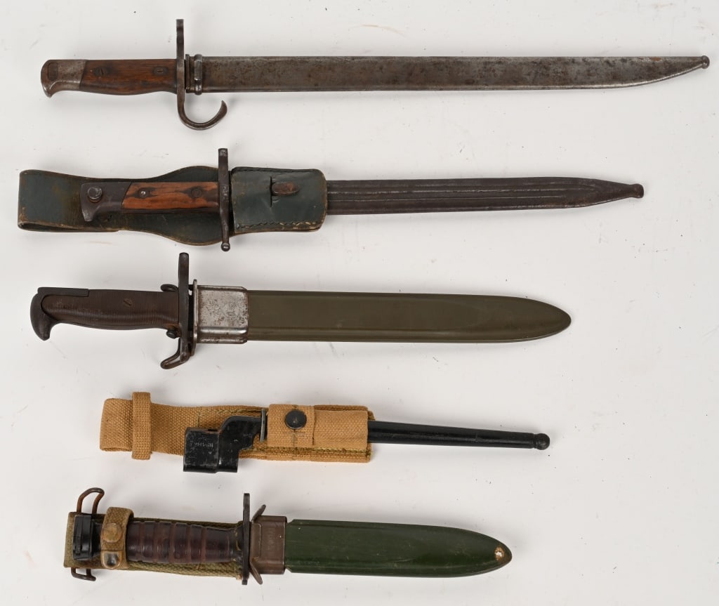 WWII US BRITISH ITALIAN JAPANESE BAYONET LOT WW2: Lot of Bayonets to include 1) WWII JAPANESE TYPE 99 ARISAKA BAYONET. Nagoya Arsenal bayonet in excellent condition. 2) WWII ITALIAN CARCANO BAYONET. Complete with scabbard and frog. 3) Lee Enfield No.