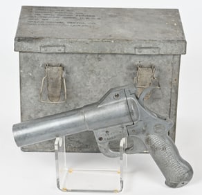 WWII US SKYLAR SIGNAL PISTOL DATED 1944 W CASE WW2