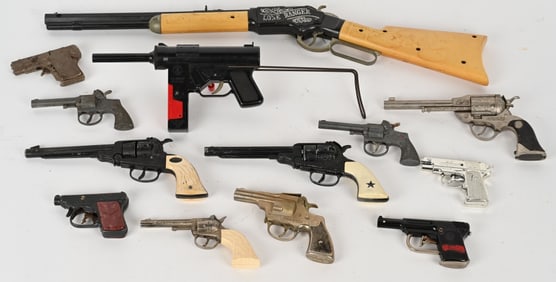 LOT OF TOY GUNS