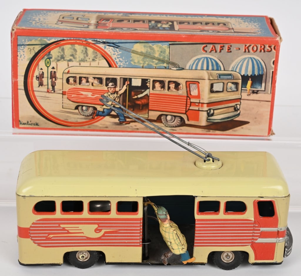 GUNTHERMANN TIN WINDUP MAN GETTING ON BUS w/ BOX (1 of 10)