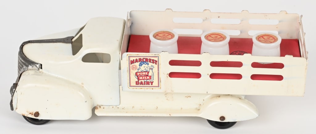 MARX PRESSED STEEL MARCREST DAIRY TRUCK (1 of 6)