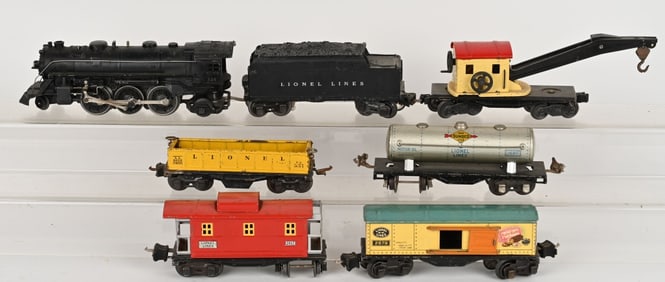 LIONEL 224 ENGINE & TENDER w/ FREIGHT CARS