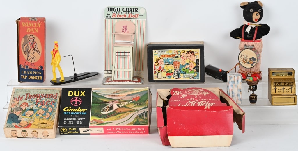 LOT OF VINTAGE TOYS (1 of 10)