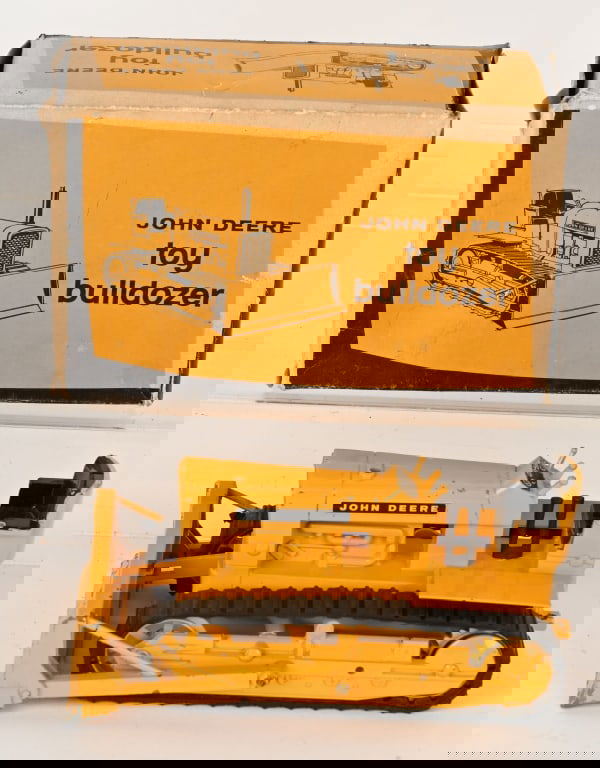 JOHN DEERE 1010 INDUSTRIAL CRAWLER & BLADE w/ BOX: All original with some very minor wear, Missing rubber smoke stake. With Box.