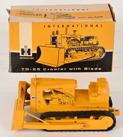 INTERNATIONAL TD-25 TOP LIGHTS CRAWLER w/ BOX