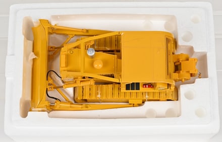 2- FIRST GEAR 1:25 IH TD-25 CRAWLERS MIB